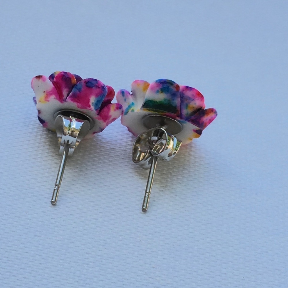 🆕 Rainbow colored Flower earrings 🌸 - Picture 2 of 3
